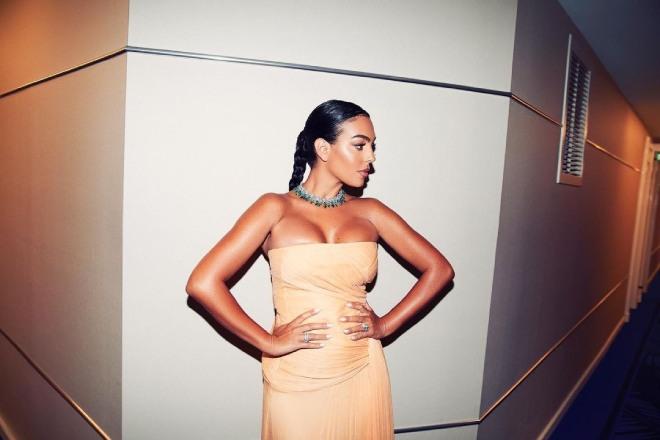 Bạn gái Ronaldo quên mặc quần, tạo dáng gợi cảm như tiên cá-6