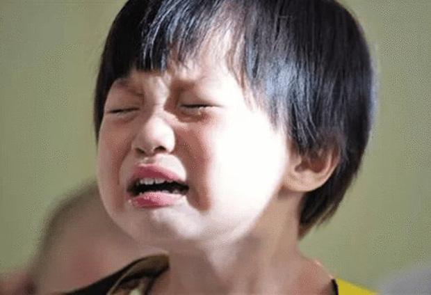 Cháu trai trùm kín đầu lúc ngủ, bà nội khóc ngất khi biết do mẹ kế mà ra-1