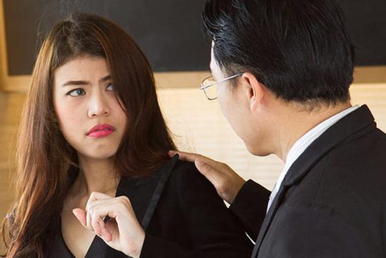 Vợ làm cơm chờ chồng, nhân vật đặc biệt xuất hiện khiến anh ta rụng rời