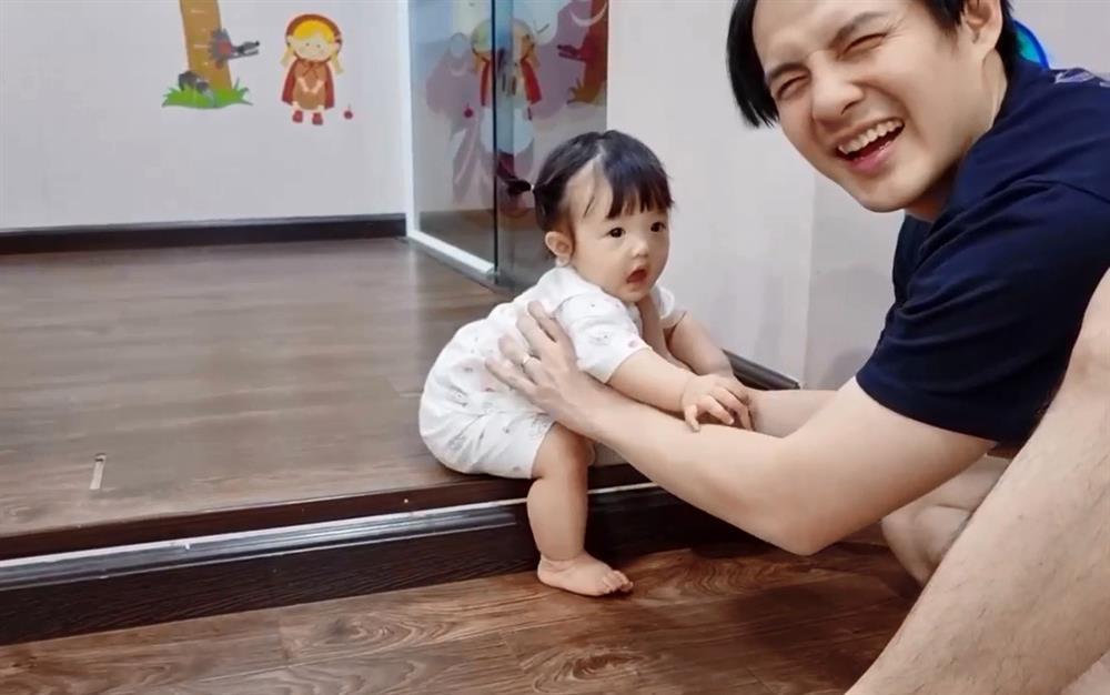 Cưng xỉu khoảnh khắc con gái cầu cứu Đông Nhi khi mắc kẹt-5