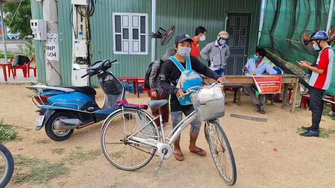 Thất nghiệp vì Covid-19, 4 mẹ con đạp xe 1.500 km từ Đồng Nai về Nghệ An-2
