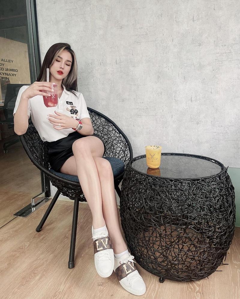 Tóc Tiên thả rông khiến fan toát mồ hôi - Chi Pu diện bikini hóa búp bê tại gia-4