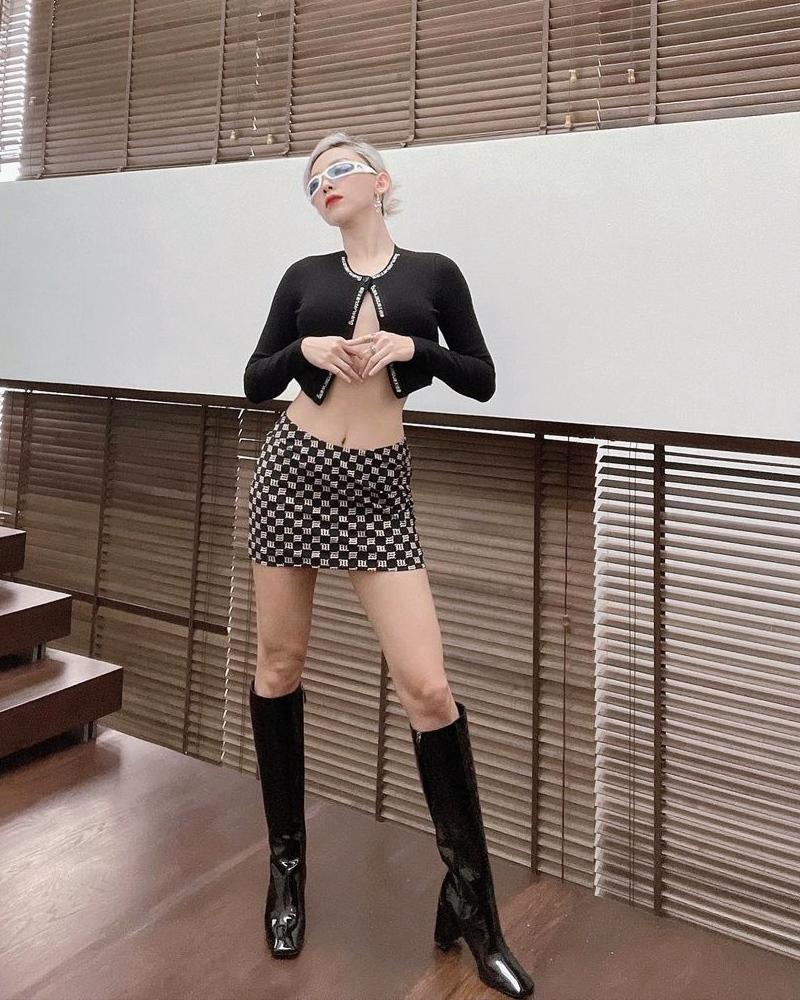 Tóc Tiên thả rông khiến fan toát mồ hôi - Chi Pu diện bikini hóa búp bê tại gia-9