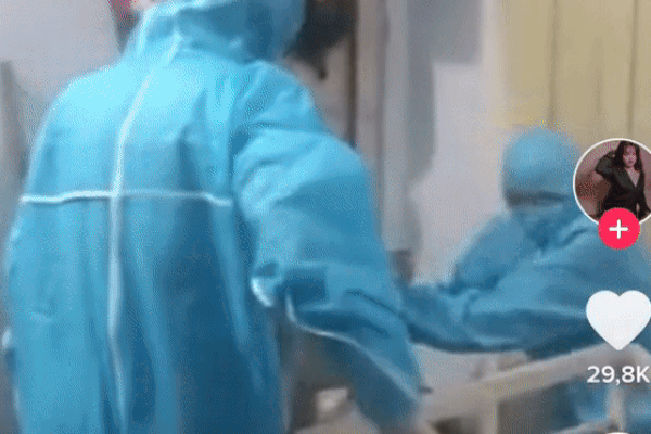 Thanh niên nghi ngáo đá, trèo lên mái nhà trốn khỏi khu cách ly-2