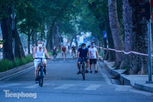 Càng gần sáng, lượng người tập thể dục quanh hồ Hoàn Kiếm ngày một tăng lên