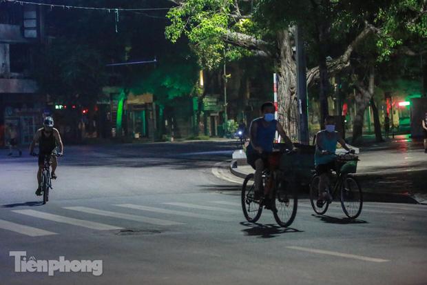 Tuy nhiên, theo ghi nhận, vào lúc rạng sáng từ 3 - 4h, rất nhiều người dân Thủ đô đổ xuống đường đi bộ, đạp xe tập thể dục