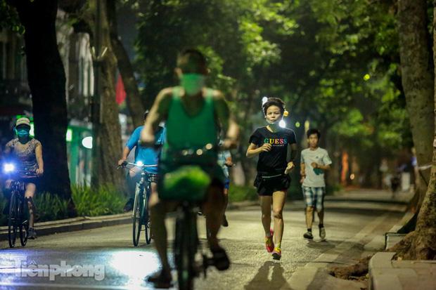 Nhiều người tham gia tập thể dục không đeo khẩu trang hoặc không đeo khẩu trang đúng cách bất chấp yêu cầu phòng chống dịch