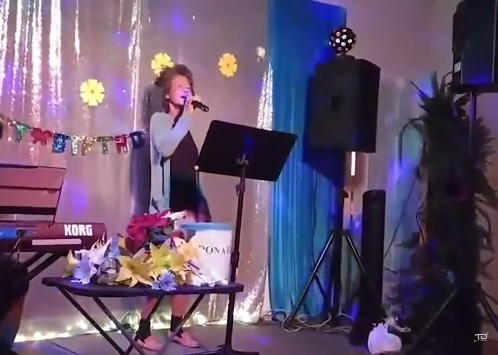 Clip: Kim Ngân đi hát sau nhiều năm hóa điên, bên cạnh là thùng xin tiền-3