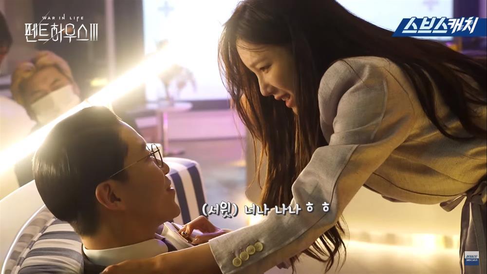 Hậu trường Penthouse 3 tập 7: Vì sao Dượng Tê và Soo Ryeon hay quên thoại?-1