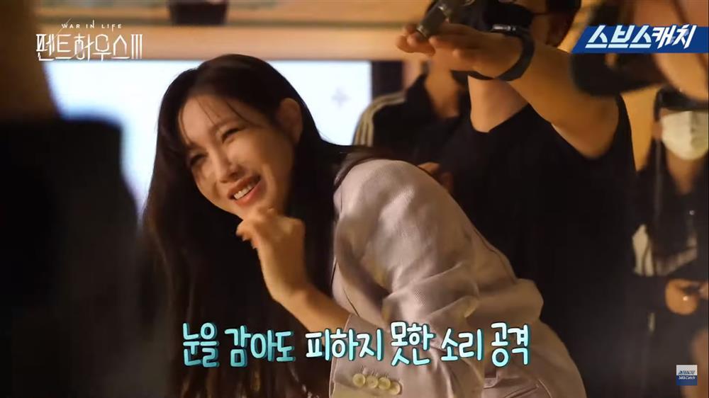 Hậu trường Penthouse 3 tập 7: Vì sao Dượng Tê và Soo Ryeon hay quên thoại?-4