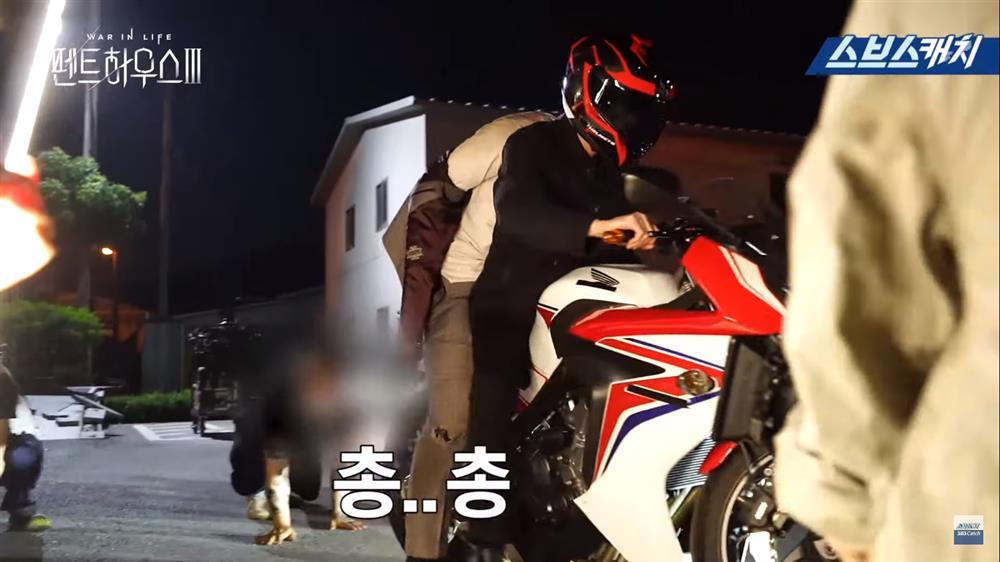 Hậu trường Penthouse 3 tập 7: Vì sao Dượng Tê và Soo Ryeon hay quên thoại?-10