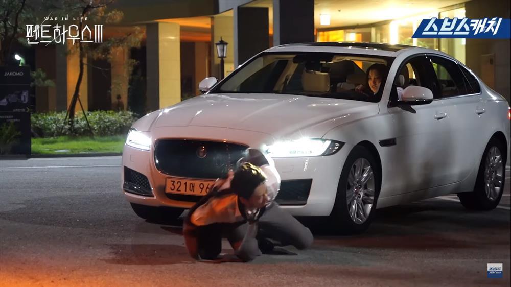 Hậu trường Penthouse 3 tập 7: Vì sao Dượng Tê và Soo Ryeon hay quên thoại?-11