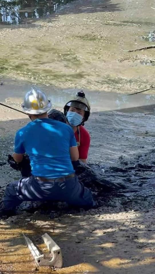 Người đàn ông say rượu ngoi lên giữa đống bùn đen như phim kinh dị-3