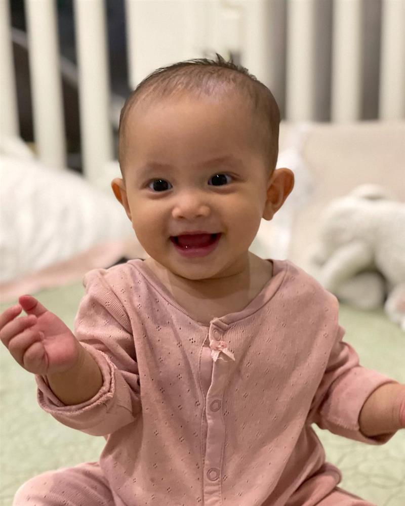 Tan chảy nụ cười hoa hậu của con gái Hồ Ngọc Hà-1