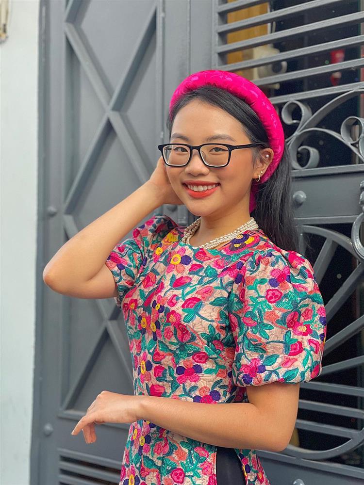 Phương Mỹ Chi đi đổ rác cũng diện áo dài, đội mấn, phụ kiện đầy đủ!-10