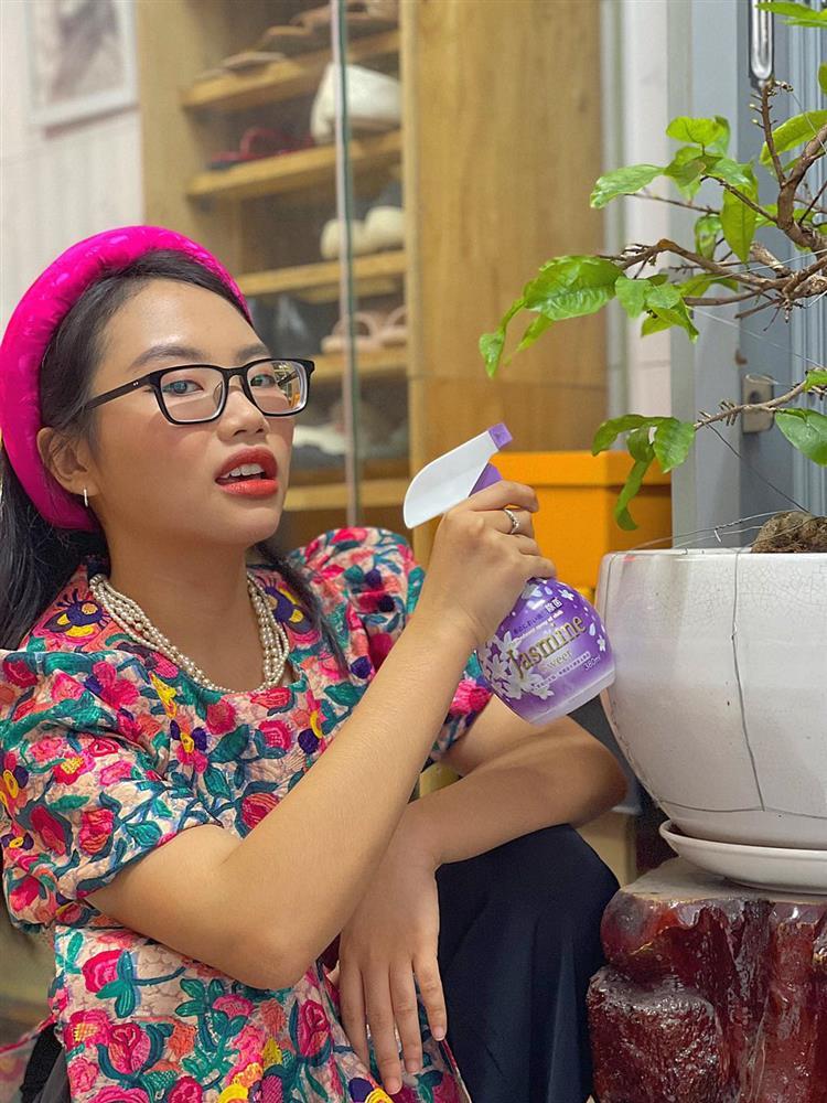 Phương Mỹ Chi đi đổ rác cũng diện áo dài, đội mấn, phụ kiện đầy đủ!-8