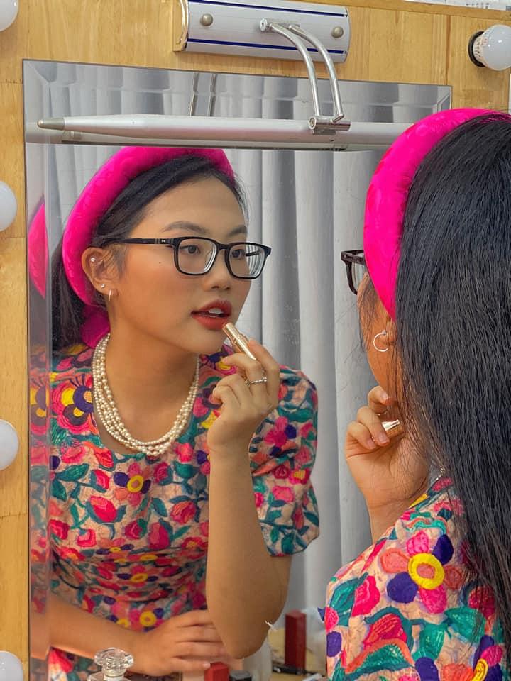 Phương Mỹ Chi đi đổ rác cũng diện áo dài, đội mấn, phụ kiện đầy đủ!-7