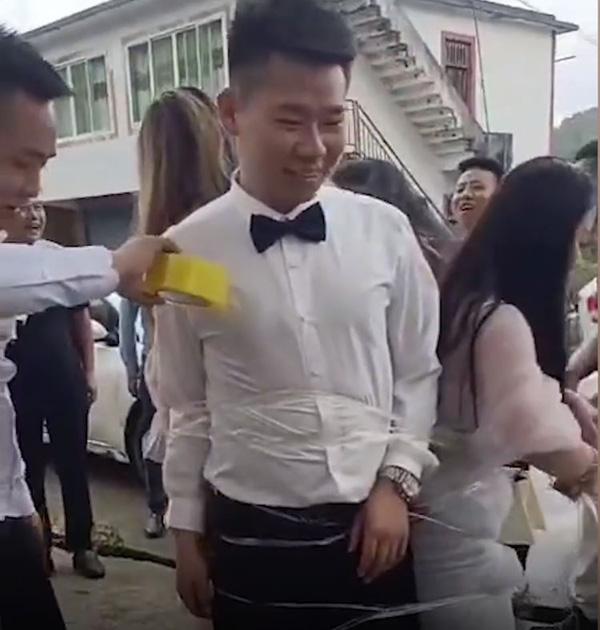 Màn náo hôn gây bức xúc: Trói phù dâu và chú rể vào cột hả hê cười đùa-2