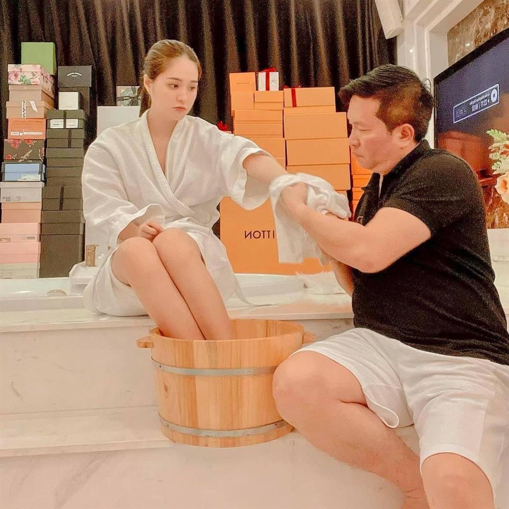 Doanh nhân ở nhà 200 tỷ được chồng đánh răng, bóp chân như con sen-1