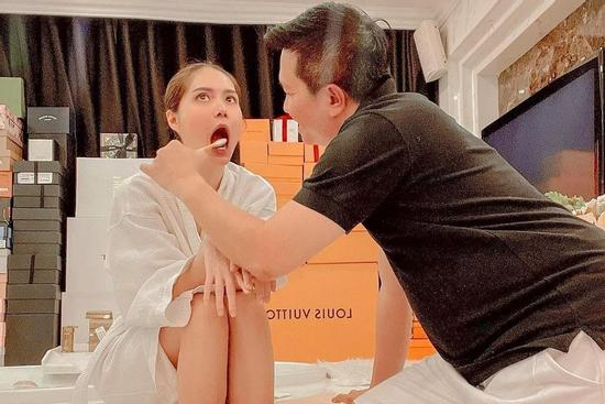 Doanh nhân ở nhà 200 tỷ được chồng đánh răng, bóp chân như 'con sen'