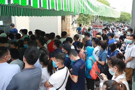 Biển người chen lấn khủng khiếp chờ xét nghiệm, test nhanh Covid-19