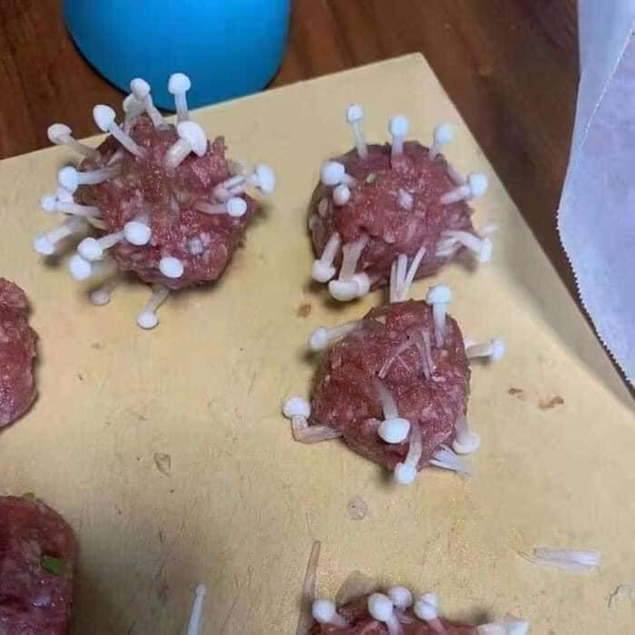 Vợ làm thịt cuộn nấm, chồng rùng mình vì tưởng biến thể Delta-1