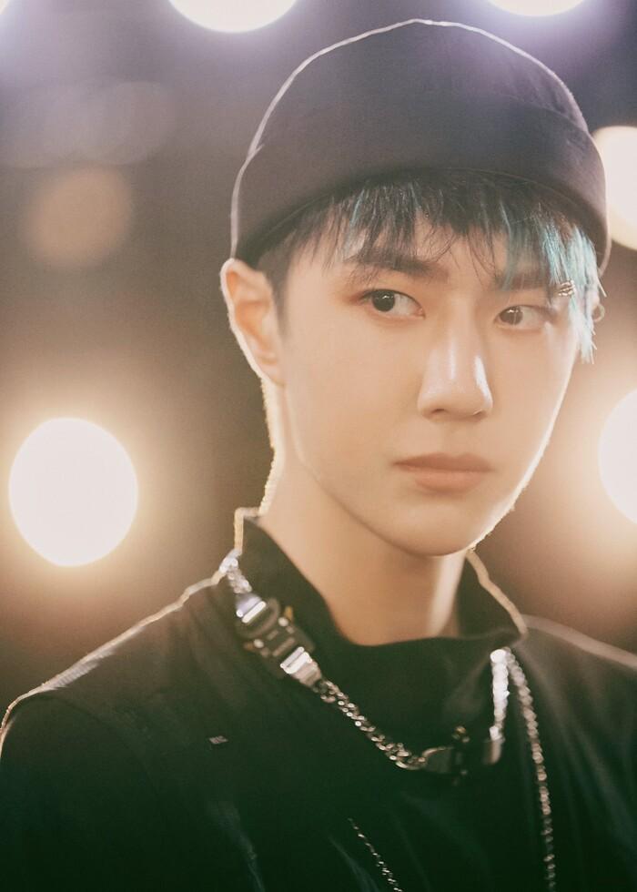 Fan nữ 70 tuổi phát cuồng vì bị nam thần Vương Nhất Bác hút hồn-1