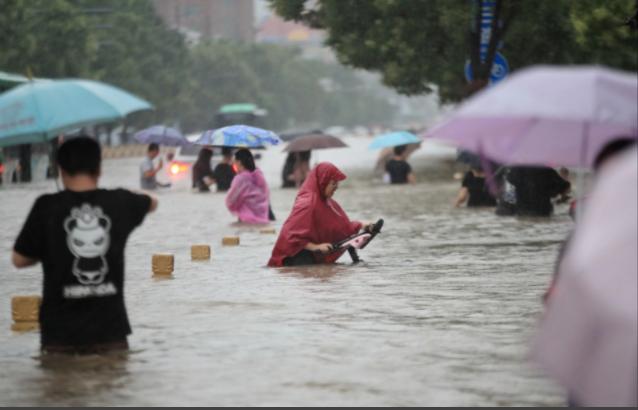 Cảnh khó tin do mưa lũ ở Trung Quốc, nhiều nơi chìm trong nước-1