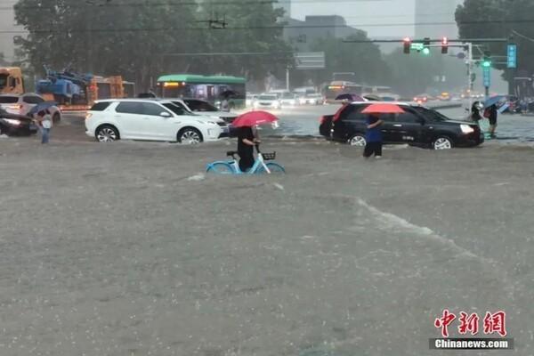 Cảnh khó tin do mưa lũ ở Trung Quốc, nhiều nơi chìm trong nước-2