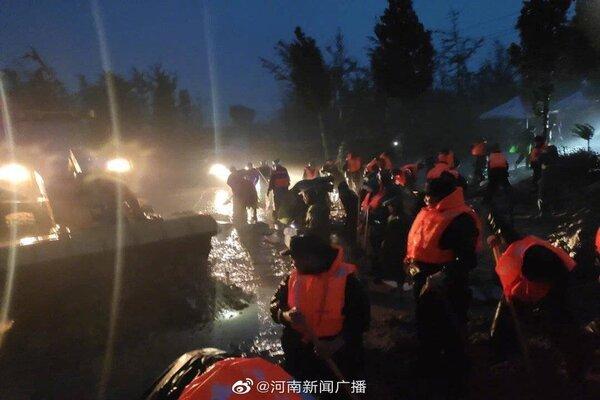 Cảnh khó tin do mưa lũ ở Trung Quốc, nhiều nơi chìm trong nước-8