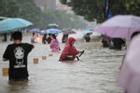Cảnh khó tin do mưa lũ ở Trung Quốc, nhiều nơi chìm trong nước