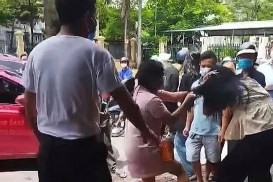 'Tiểu tam' ăn liên hoàn vả vẫn thách: 'Tao đứng cho mày đánh đấy'