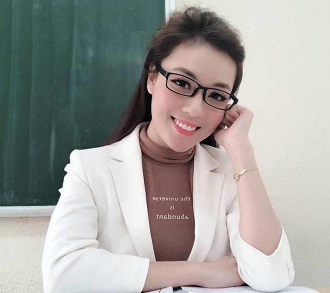 Livestream dạy học, ngoại hình đỉnh chóp nữ giáo viên chiếm spotlight-5