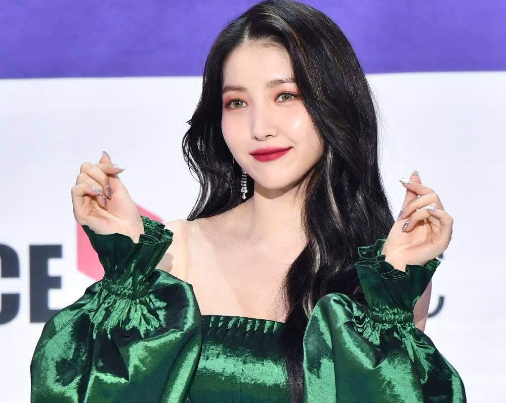 Cùng là leader: RM (BTS) tung 9 tầng mây, Irene (Red Velvet) mờ như ảo ảnh-4