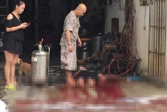 Clip: Nổ bình tạo bọt rửa xe, 1 phụ nữ tử vong thương tâm