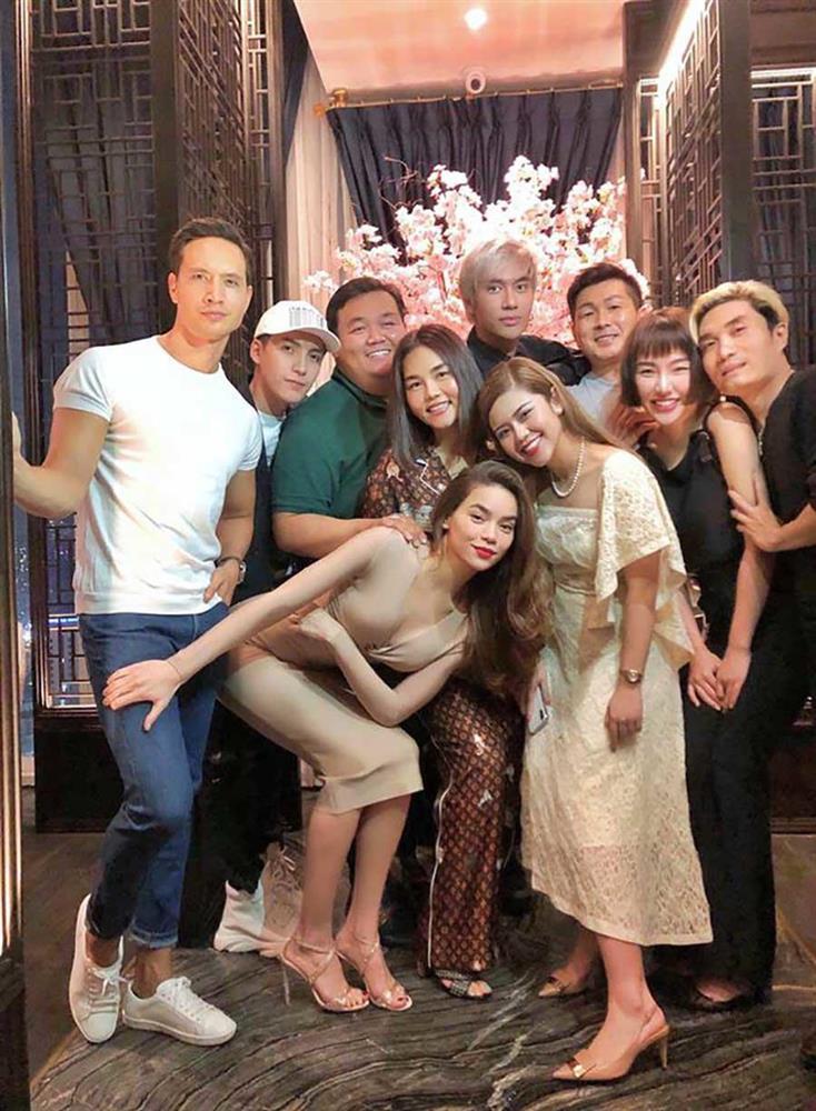 Kim Lý hát cho con nghe, bàn tay hư của Hà Hồ thu hút sự chú ý-2