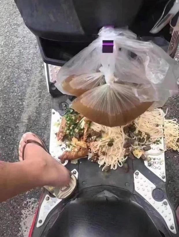 Đóng gói bún bò quá nguy hiểm: Khách chưa kịp mang về đã toang-1