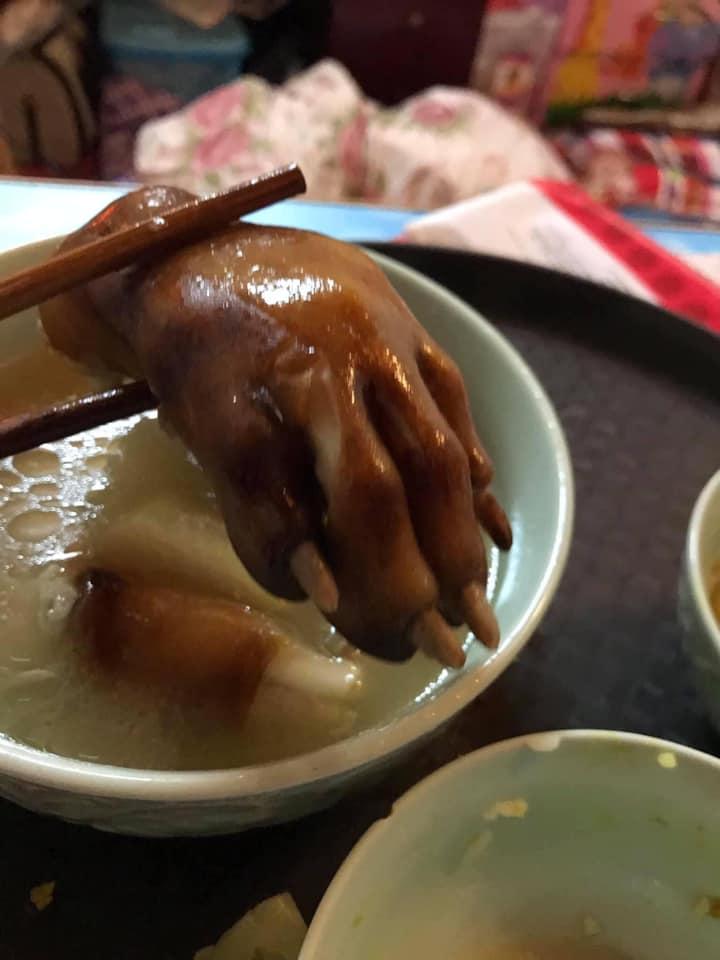 Chồng nấu cơm cữ, vợ chết ngất vì nguyên cái bàn chân lợn trên mâm-2