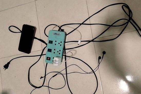 Học sinh lớp 2 bị điện giật tử vong khi cầm điện thoại của bố chơi