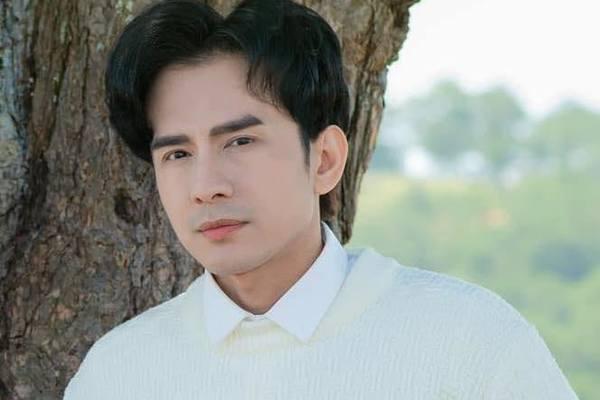 ‘Nghẹt thở’ cảnh Đan Trường ra sức hát trong lúc bị cưa nửa người