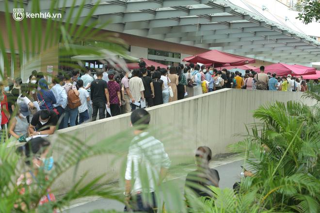 Tuy nhiên, người dân đến Bệnh viện E lại chủ quan, không thực hiện đúng như yêu cầu từ Công điện 15 của UBND TP Hà Nội