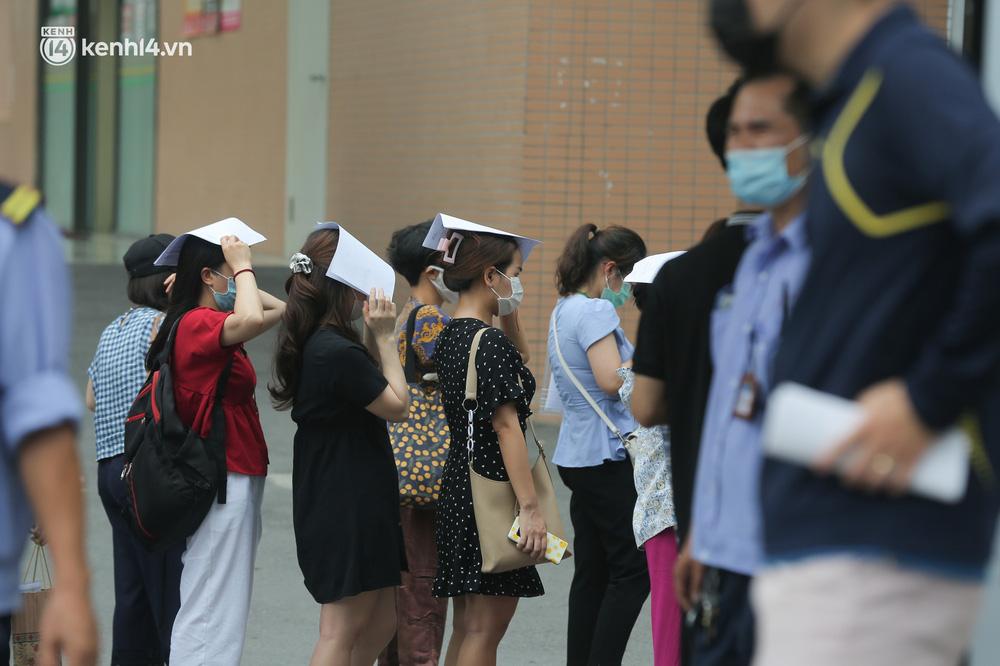 Người dân đứng xếp hàng, không giữ khoảng cách 2m từ phía trong bệnh viện ra tận cổng