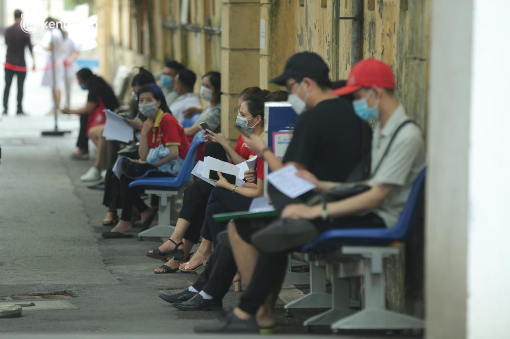 Người dân ngồi đợi làm thủ tục