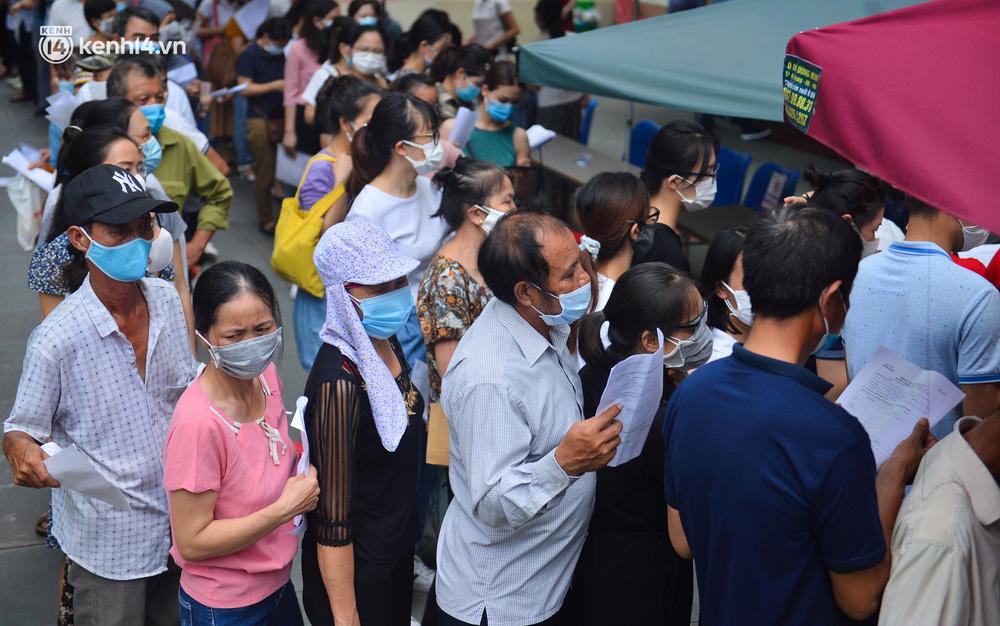 Phía bên trong khuôn viên bệnh viện, hàng trăm người đang xếp hàng, đợi khai báo y tế