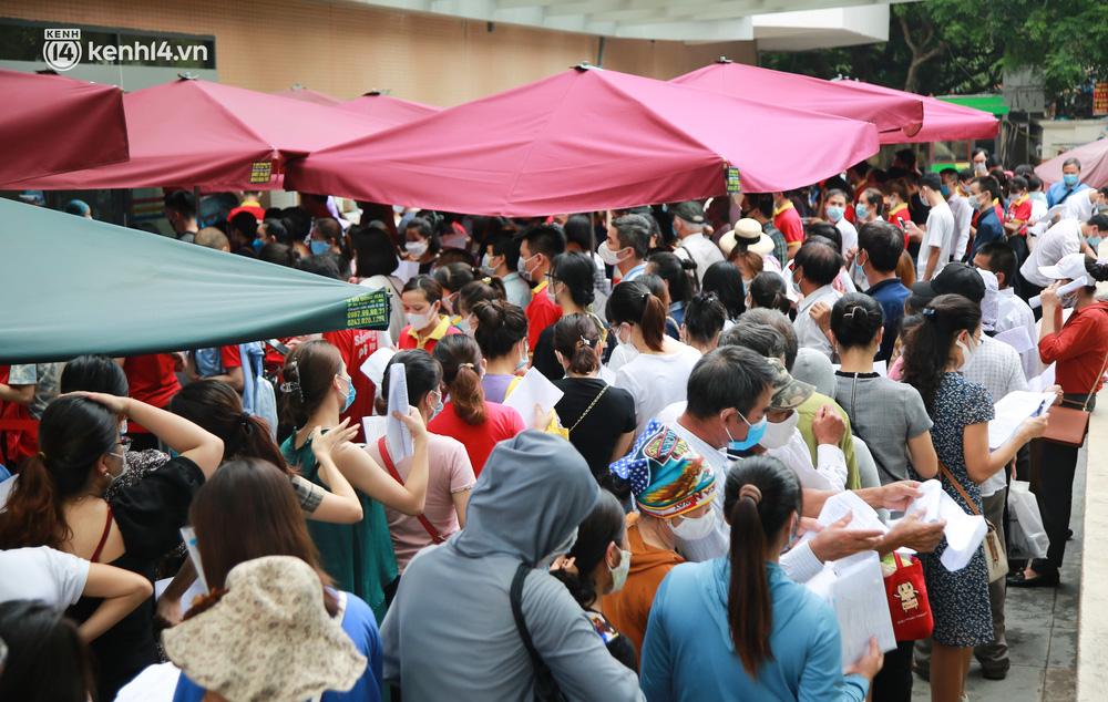 Ngày 19/7, TP Hà Nội đã áp dụng các biện pháp cấp bách phòng, chống dịch Covid-10 trên toàn địa bàn theo Công điện số 15. Theo đó, thực hiện nghiêm thông điệp 5K, giữ khoảng cách tối thiểu 2m khi giao tiếp; không tụ tập quá 5 người ngoài phạm vi công sở, trường học, bệnh viện; khai báo y tế thường xuyên trên website www.tokhaiyte.vn hoặc ứng dụng Ncovi, Bluezone khi ra ngoài