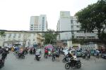 Hà Nội: 'Biển người' đến Bệnh viện E chờ tiêm phòng vaccine Covid-19
