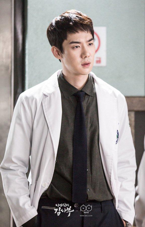 Nam diễn viên “Hospital Playlist” Yoo Yeon Seok mua biệt thự 3,8 tỷ won (khoảng 75,8 tỷ đồng) trên phố Itaewon, làm hàng xóm với Yoo Ah In và Park Myung Soo.