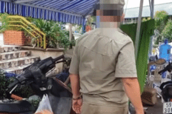 Clip: Nam tài xế công nghệ bị 2 bảo vệ liên tiếp tát 'ù tai'