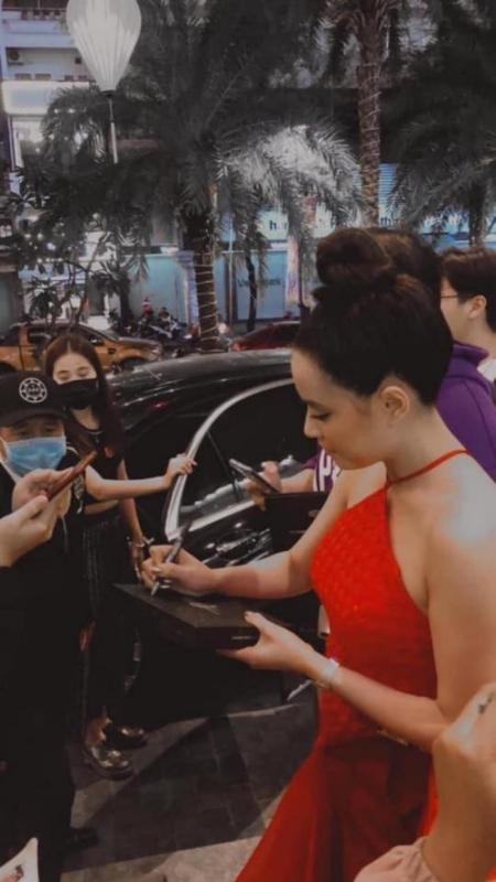 Hoàng Thuỳ Linh từng để lộ bắp tay to trong thiết kế áo yếm, được người hâm mộ chụp lại khi cô cho fan chữ kỹ. Hình ảnh khác với khoảnh khắc xinh đẹp, được chỉnh sửa kỹ càng mà cô đăng trên trang cá nhân.