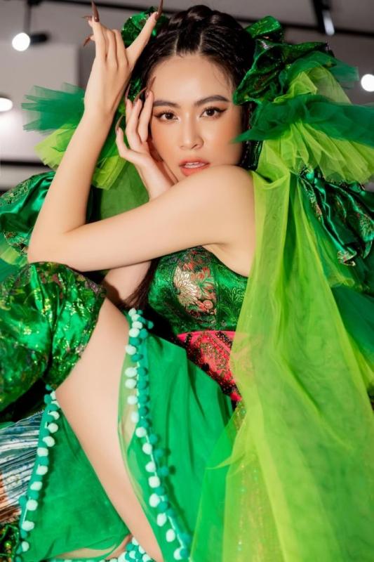 Để tăng sức hấp dẫn, mãn nhãn khi biểu diễn trên sân khấu, Hoàng Thuỳ Linh chọn trang phục có màu sắc rực rỡ. Không những thế, các chi tiết trên trang phục được tạo nên khá cầu kỳ với nhiều tầng lớp, chi tiết đính kèm thú vị. Điểm thể hiện tính dân gian được đưa vào trang phục cô mặc chính là phần áo cổ yếm.